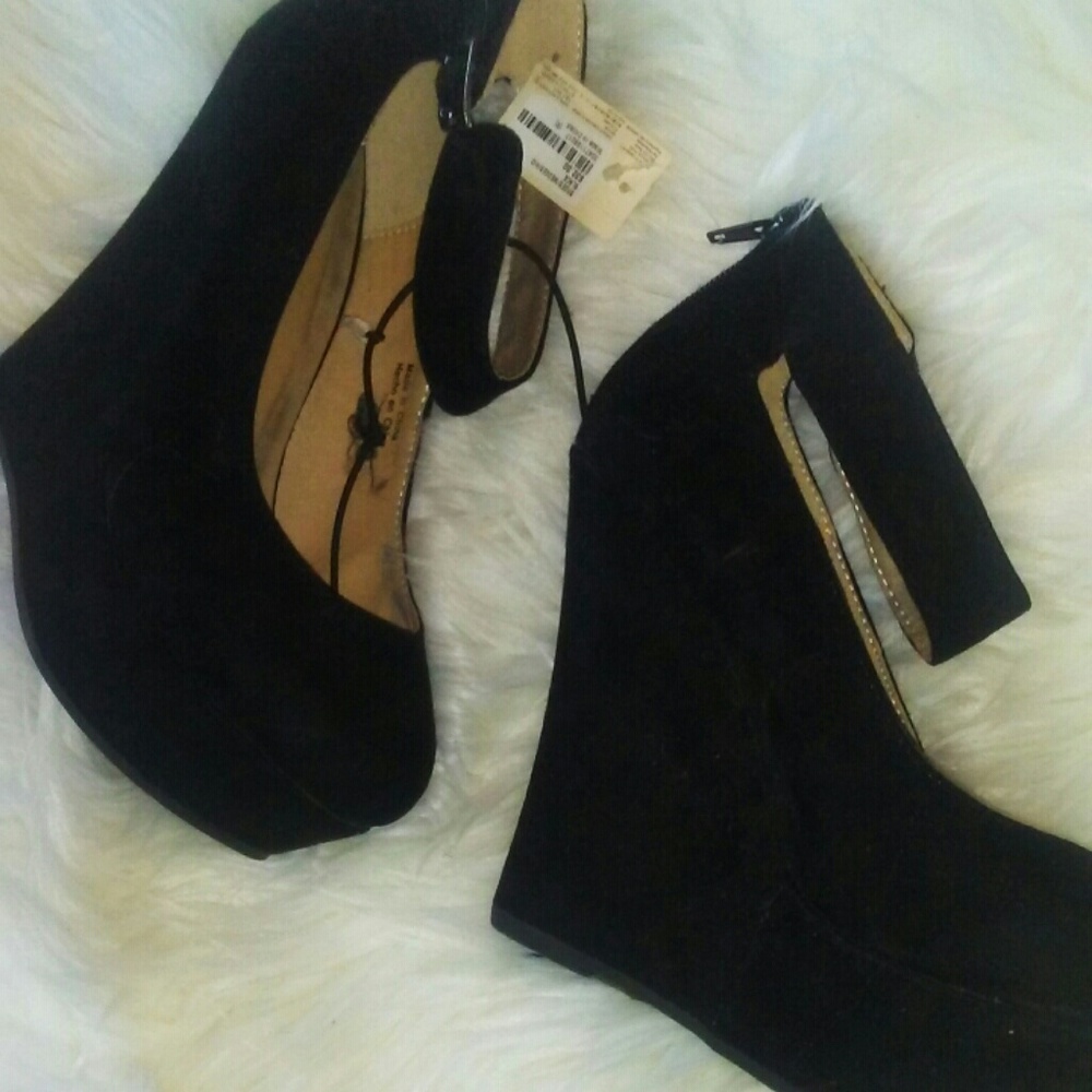 Black wedges(brand new)
